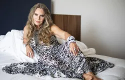 Bruna Lombardi completa 75 anos com novo livro e beleza que encanta gera��es