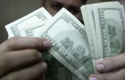 D�lar fica est�vel, mas cai 1,82% em julho; Bolsa sobe 3,5%