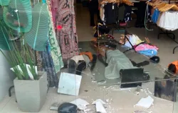 Homem em surto quebra lojas e carros no centro de Jequi�
