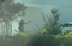 Her�i local usa sua pr�pria arma para desarmar atirador que matou 2 e feriu 7