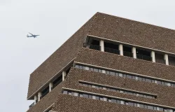 Menino jogado do terra�o da Tate Modern h� sete anos finalmente recebe alta do hospital