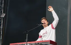 Cantor Roy Stride, da banda Scouting For Girls, sofre ataque de ovelha perto de seu est�dio em casa