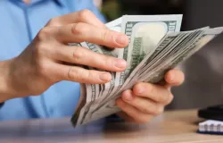 D�lar sobe e Bolsa cai com juros e tens�es no Oriente M�dio