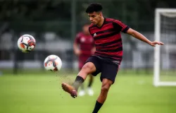 Zagueiro do Flamengo marca dois gola�os em treino e impressiona