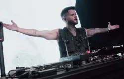 Hitmaker, que economizava o lanche para consertar o cavaquinho, estreia show solo no Rock in Rio
