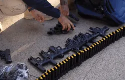 PRF apreende 20 pistolas e 40 carregadores escondidos em �nibus na BR-060