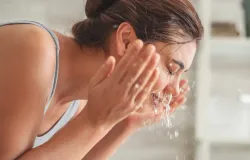 �gua fria, morna ou quente? Veja qual � a melhor para lavar o rosto