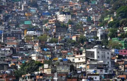 PM ignora pedidos da Prefeitura para derrubar constru��es ilegais na Rocinha