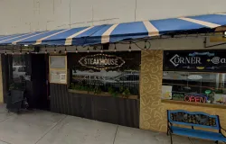 Steakhouse nos EUA serve jantar gourmet para clientes completamente nus por R$ 1.100