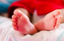 Beb� de 50 dias � internada com m�ltiplas fraturas; pais s�o presos