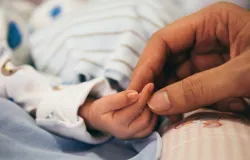 Pais tamb�m podem receber sal�rio-maternidade do INSS; veja as regras e como pedir