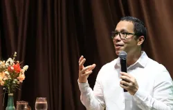 Escritor diz que literatura humaniza e faz pensar
