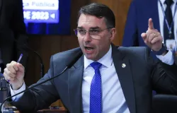 Fl�vio Bolsonaro se diz pronto para presidente e promete 'colocar o Brasil nos trilhos'