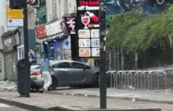 Carro invade cal�ada em cidade do Reino Unido, deixa tr�s feridos e um hospitalizado