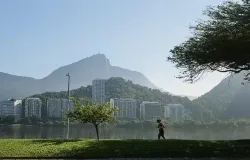 Rio tem domingo quente com ventos fortes e alerta de ressaca