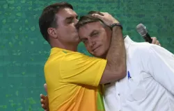 Filho de Bolsonaro chora ao escrever carta ap�s ser proibido de visit�-lo no Dia dos Pais