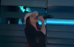 Maura Higgins comemora antes de deixar o Reino Unido ap�s desentendimento com estrela