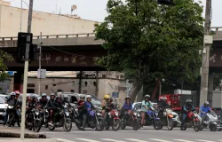 Cal�adas lotadas de motos viram dor de cabe�a para pedestres no Rio