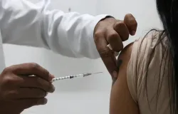 Nova vacina contra Covid-19 j� est� dispon�vel para maiores de 60 anos no Rio