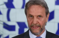 Deputado que passou mal continua internado e passa bem