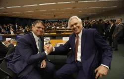 Fl�vio Bolsonaro n�o se preocupa com tentativa de voto casado entre Tarc�sio e Caiado