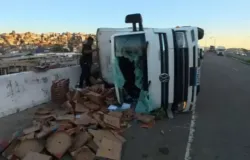 Caminh�o com morangos tomba em Salvador e derruba poste