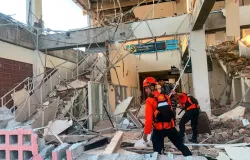 Terremoto de 7,7 na Indon�sia deixa mortos e alerta de tsunami