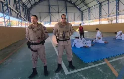 Projeto da Pol�cia Militar ensina jiu-jitsu para crian�as em Feira de Santana