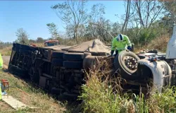 Motorista morre ap�s carreta tombar e pegar fogo na BR-364 em Jangada