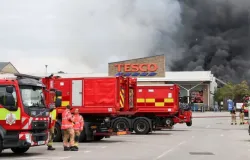 Inc�ndio de grande propor��o fecha supermercado e obriga 45 fam�lias a deixarem suas casas