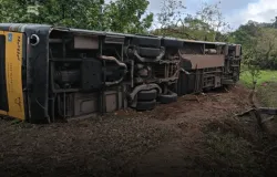 �nibus tomba em Petr�polis e mata 8 pessoas