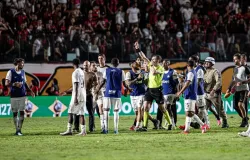 Arthur Cabral � expulso ap�s cobrir a boca em discuss�o com Jair Ventura