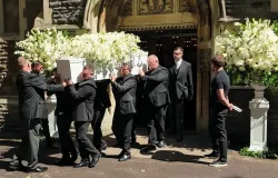 F�s marcam �ltimo adeus a Bonnie Tyler no funeral no Pa�s de Gales