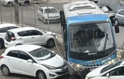 �nibus da UFBA bate em faculdade de Odontologia ap�s motorista passar mal