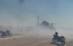 Fuma�a invade creche e funcion�rios usam baldes para apagar fogo em Cuiab�