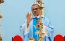 Padre interrompe missa ap�s tiroteio e lamenta viol�ncia