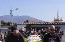 Porteiro morto por PM � enterrado com homenagens no Rio