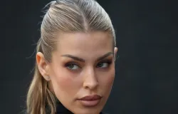 Modelo que tinha 'contrato de sexo' com jogador do Barcelona choca ao posar sem top na praia