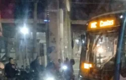 Assalto termina em acidente com moto e �nibus no Rio