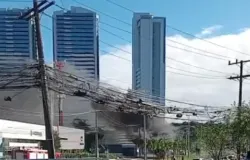 �nibus pega fogo na Avenida Tancredo Neves, em Salvador