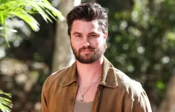Ator de Netflix diz que quase morreu com f�gado e rins falhando ap�s sucesso de s�rie