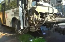 Micro-�nibus bate em poste e causa tr�nsito na Avenida Gal Costa