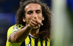 Ex-Arsenal faz gestos obscenos e briga com torcida do Lyon