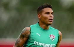 Thiago Silva pode ficar de fora do jogo contra o Athletico-PR
