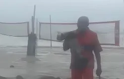 Gari salva cachorro da correnteza em Copacabana durante ressaca