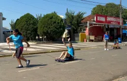 Crian�as trocam celular por brincadeiras de rua no Festival de Inverno de Bonito