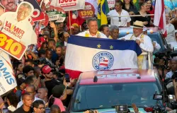 Rui Costa segura bandeira de torcida do Bahia durante caminhada com Lula em Salvador
