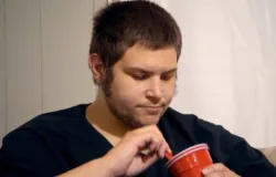 Homem que emagreceu 270 kg em reality agora sofre com 'bola' de 45 kg pendurada entre as pernas