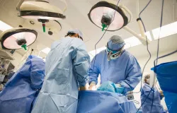 Homem usa cola super forte na uretra para parar vazamento de urina e vira caso de cirurgia rara