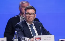 Aposentados brit�nicos v�o receber R$ 5.675 por m�s com promessa de Andy Burnham